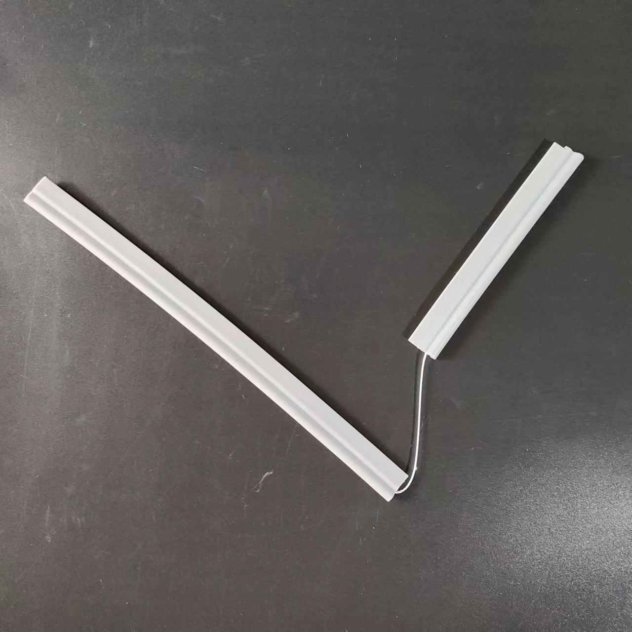 夾線硅膠密封條：優(yōu)異性能助力工業(yè)設(shè)備密封升級(jí)