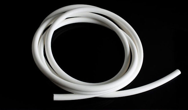 告別選材困惑：嶸牌耐介質硅膠管專業選型方案，為酸、堿、油脂輸送精準護航